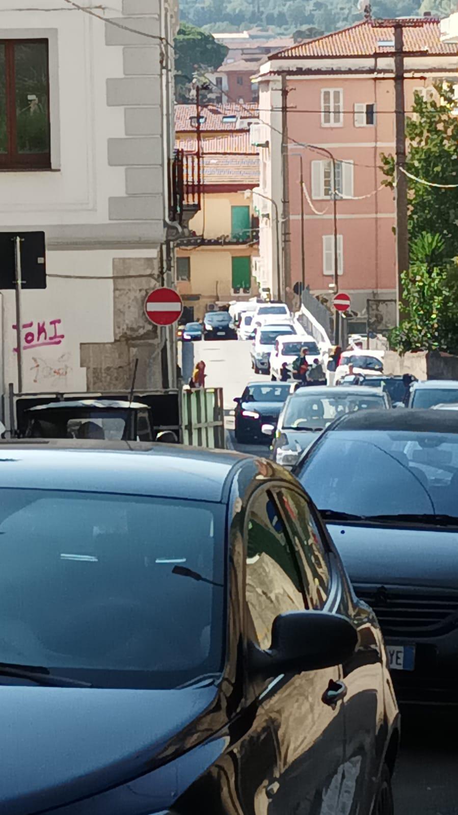 Cava de' Tirreni, lavori in corso a via Troisi, disagi agli ingressi