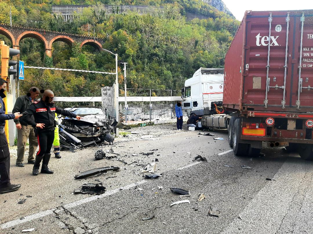 Vietri sul Mare, grave incidente tra auto e camion sulla SS 18 a Molina ...