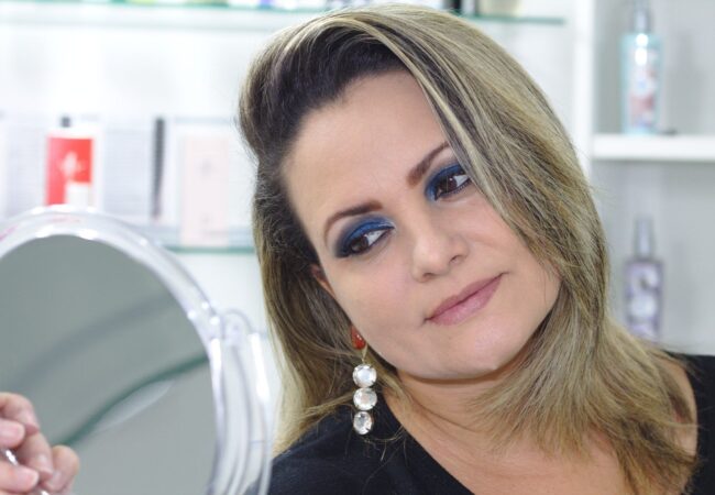 specchio donna empatia sorriso