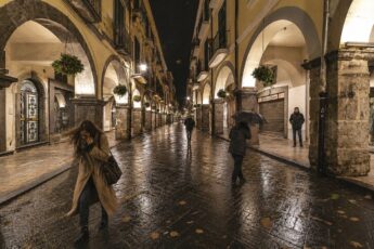 portici di cava con vento