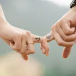 L’amore non serve a essere felici. O forse sì, ma non come crediamo