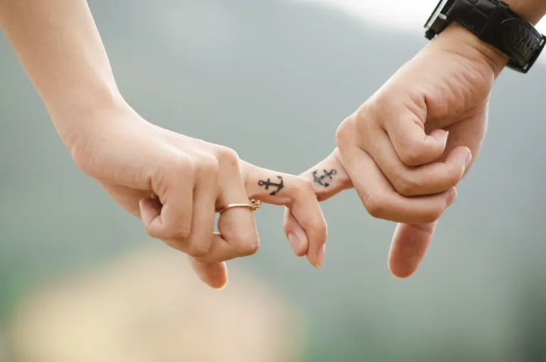 L’amore non serve a essere felici. O forse sì, ma non come crediamo