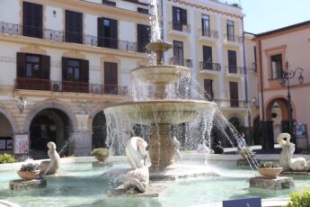 piazza duomo cava fontana delfini