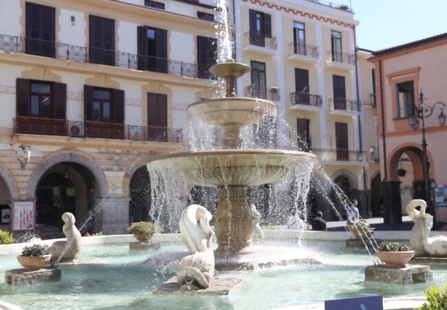 piazza duomo cava fontana delfini